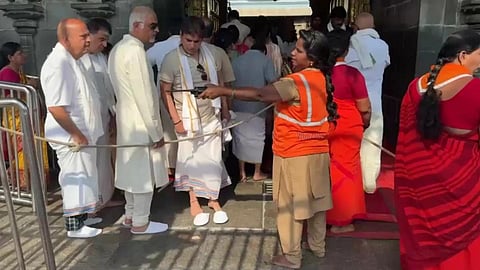 வைகுண்டம் க்யூ காம்ப்ளக்ஸ் வழியாக காலணி அணிந்து சென்ற பக்தர்கள்: கேள்விக்குறியான திருமலை பாதுகாப்பு