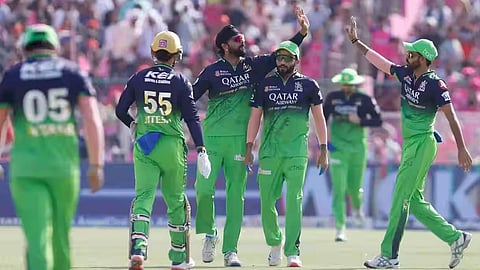 பச்சை நிற ஆடையணிந்து விளையாடிய ராயல் சேலஞ்சர்ஸ் பெங்களூரு அணி வீரர்கள்