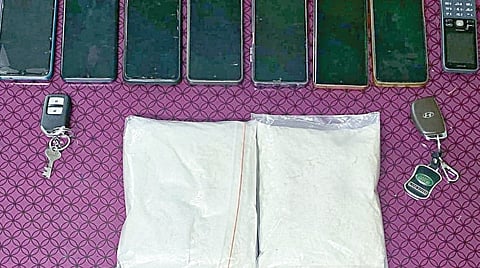 ராமநாதபுரத்திலிருந்து சென்னைக்கு கடத்தி வரப்பட்ட ரூ.6 கோடி மதிப்புடைய 2 கிலோ கோகைன் போதைப் பொருள் மற்றும் கைதானவர்களிடம் இருந்து பறிமுதல் செய்யப்பட்ட செல்போன்கள்.