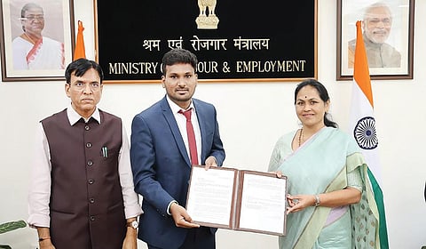 ‘வெற்றிக்கொடி’ தொடரால் சிஎல்எஸ் அதிகாரியான கூலித்தொழிலாளர் தம்பதியின் மகன்