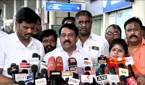 மதுரை விமான நிலையத்தில் பாஜக மாநிலத் தலைவர் நயினார் நாகேந்திரன் செய்தியாளர்களைச் சந்தித்தார்