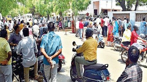 பாளையங்கோட்டையில் தனியார் பள்ளியில் 8-ம் வகுப்பு மாணவரை, 
சக மாணவர் அரிவாளால் வெட்டிய சம்பவத்தையடுத்து பள்ளியின் வாயிலில் திரண்ட பெற்றோர். | படம்: மு.லெட்சுமி அருண் |