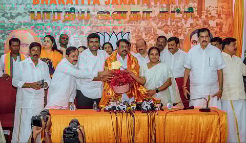 புதிய மாநிலத் தலைவராகப் பொறுப்பேற்ற பின்னர் பாஜக தலைமை அலுவலகம் வந்த நயினார் நாகேந்திரனை பூங்கொத்து கொடுத்து அக்கட்சியின் மூத்த நிர்வாகிகள் வரவேற்றனர்.