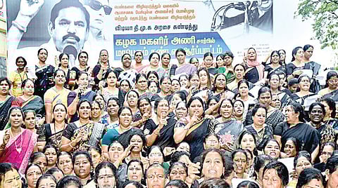 பெண்கள் குறித்து அவதூறாக பேசிய அமைச்சர் பொன்முடியை கண்டித்து அதிமுக மகளிர் அணி சார்பில் நேற்று, சென்னை சைதாப்பேட்டை பனகல் மாளிகை அருகே ஆர்ப்பாட்டம் நடைபெற்றது. | படம்:  எஸ்.சத்தியசீலன் |