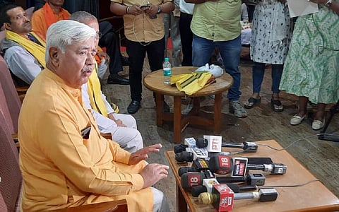 கொல்கத்தாவில் செய்தியாளர்களை சந்தித்த விஎச்பி தலைவர் அலோக் குமார்.