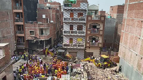 டெல்லியில் நான்கு மாடி கட்டிடம் இடிந்து விழுந்து 4 பேர் உயிரிழப்பு