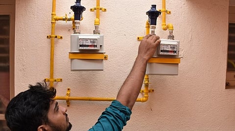 சென்​னை​யில் சமையல் காஸ் விநி​யோகிக்க கடற்​கரையோரம் குழாய்​ பதிக்க மத்​திய அரசு அனு​மதி