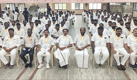 விருதுநகரில் நடைபெற்ற திமுக கூட்டத்தில் அக்கட்சியின் துணைப் பொதுச் செயலாளரும், எம்.பியுமான திருச்சி சிவா கலந்துகொண்டார்.