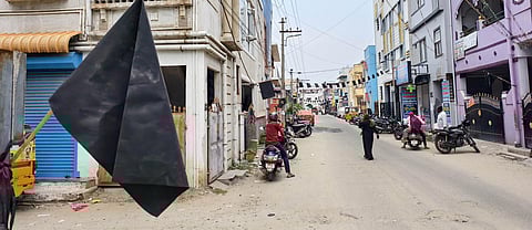 கோவை: வக்பு சட்டத்தை எதிர்த்து வீடுகளின் முன்பு கருப்புக் கொடி ஏந்தி போராட்டம்