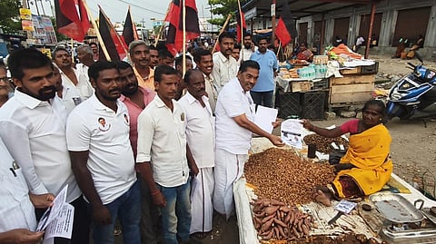 எடப்பாடி பேருந்து நிலையம் முன்பு நகராட்சி தலைவர் பாஷா தலைமையிலான திமுகவினர், அதிமுக - பாஜக கூட்டணி எதிராக துண்டு பிரசுரங்களை பொதுமக்களிடம் வழங்கினர்.