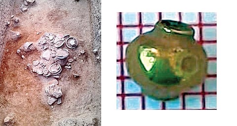 புதுக்கோட்டை மாவட்டம் கொடும் பாளூர் அகழாய்வில் நேற்று கண்டெடுக்கப்பட்ட மண் பானைகள். (அடுத்த படம்) கண்டெடுக்கப்பட்ட தங்க குண்டுமணி.