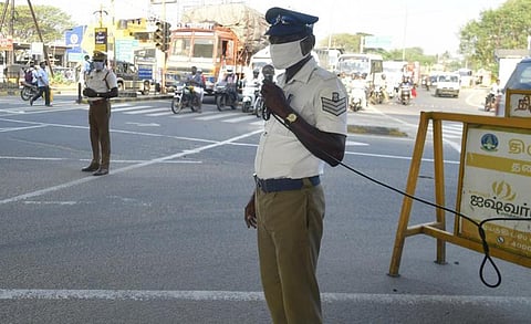 தனியார் மருத்துவமனை 5-வது மாடியில் இருந்து குதிக்க முயன்ற பெண்ணை காப்பாற்றிய போலீஸார்