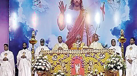 வேளாங்கண்ணி புனித ஆரோக்கிய அன்னை பேராலயத்தில் நேற்று நடைபெற்ற ஈஸ்டர் பண்டிகை சிறப்பு பிரார்த்தனை.