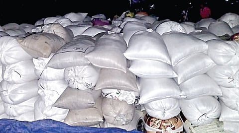 கயத்தாறு அருகே காட்டுப் பகுதியில் பறிமுதல் செய்யப்பட்ட ரேஷன் அரிசி மூட்டைகள்.