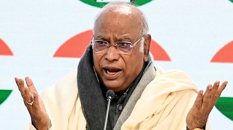 நாற்காலிக்காக கட்சி மாறுபவர் நிதிஷ் குமார்: காங்கிரஸ் தலைவர் கார்கே விமர்சனம்