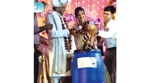 கொலையை நினைவுபடுத்த மணமக்களுக்கு டிரம் பரிசு