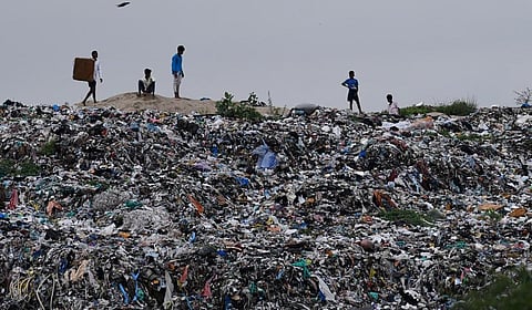 குப்பை அகற்றும் பணி: மக்களின் பாதுகாப்பே முக்கியம்!