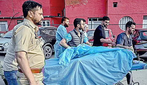 ஜம்மு காஷ்மீரில் நேற்று நடந்த தீவிரவாத தாக்குதலில் காயமடைந்தவர்களை மருத்துவமனைக்கு அழைத்து செல்லும் மீட்புப் படையினர்.