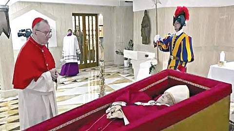 வாடிகனில் காசா சான்டா மார்ட்டா இல்ல தேவாலயத்தில் வைக்கப்பட்டுள்ள போப் பிரான்சிஸ் உடல்.