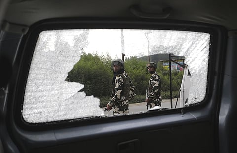 சம்பவ இடத்தில் பாதுகாப்பு படையினர்.