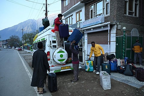 பஹல்காம் தாக்குதலால் காஷ்மீரைவிட்டு வெளியேறும் சுற்றுலா பயணிகள்: முதல்வர் உமர் வருத்தம்