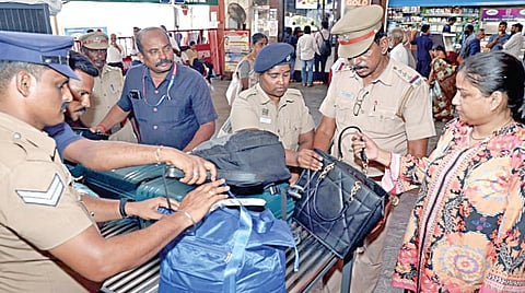 ஜம்மு காஷ்மீர் துப்பாக்கிச் சூடு சம்பவத்தை தொடர்ந்து சென்னை சென்ட்ரல் ரயில் நிலையத்தில் பலத்த சோதனைக்கு பிறகே பயணிகள் அனைவரும் அனுமதிக்கப்பட்டனர். | படம்: ம.பிரபு |