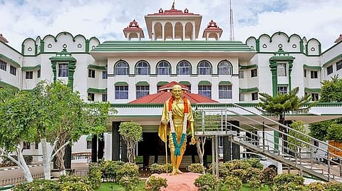 காவலர்கள் பற்றாக்குறை காரணமாக வார விடுமுறை அரசாணை அமல்படுத்தவில்லை: ஐகோர்ட்டில் டிஜிபி தகவல்