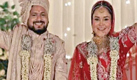 திருமணத்தின்போது மனைவியுடன் சுபம் துவிவேதி