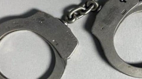 ​மு​தி​ய​வரிட​ம் செல்​போன் பறித்து தலைமறை​வாக இருந்​தவர் கைது