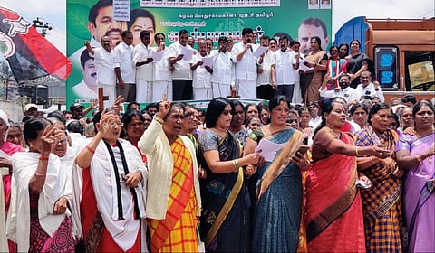 பொன்முடியை அமைச்சர் பதவியிலிருந்து நீக்கக் கோரி உதகையில் அதிமுக சார்பில் கண்டன ஆர்ப்பாட்டம் நடைபெற்றது.