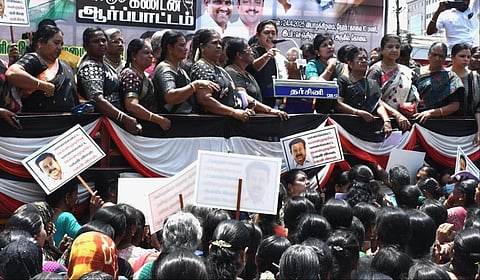 கோவையில் நடைபெற்ற ஆர்ப்பாட்டத்தில் பங்கேற்று பேசிய அதிமுக கொள்கைபரப்பு இணை செயலாளர் விந்தியா |  படம்: ஜெ.மனோகரன்.