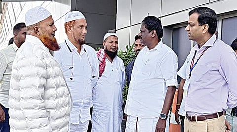 காஷ்மீரில் இருந்து டெல்லி வந்த 6 தமிழர்களை தமிழ்நாடு இல்லத்தின் உள்ளுறை ஆணையர் ஆஷிஷ் குமார், தமிழக அரசின் டெல்லி பிரதிநிதி ஏ.கே.விஜயன் ஆகியோர் விமான நிலையத்தில் வரவேற்றனர்.