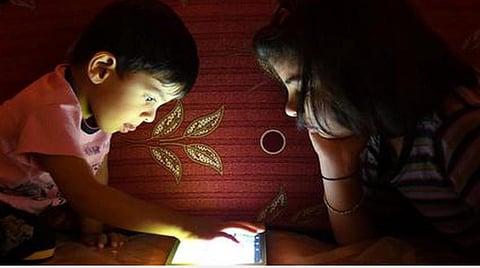 சமூக வலைதளங்களை பயன்படுத்த 16 வயதுக்கு உட்பட்டவர்களுக்கு தடை விதிக்க வேண்டும்: காங்கிரஸ் எம்எல்ஏ கோரிக்கை