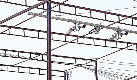 சிந்தாதிரிப்பேட்டை ரயில் நிலையம் அருகில் உள்ள சிக்னலில் பசுமை பந்தல் அமைப்பதற்கு முன்னரும்.