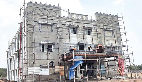 திருவிடந்தை நித்தியக்கல்யாண பெருமாள் கோயில் முகப்பு பகுதியில் புதிதாக அமைக்கப்பட்டு வரும் திருமண மண்டபம்.