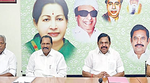 அதிமுக மாவட்டச் செயலாளர்கள் கூட்டம், பொதுச் செயலாளர் பழனிசாமி தலைமையில் சென்னை ராயப்பேட்டையில் உள்ள கட்சியின் தலைமை அலுவலகத்தில் நேற்று நடைபெற்றது.