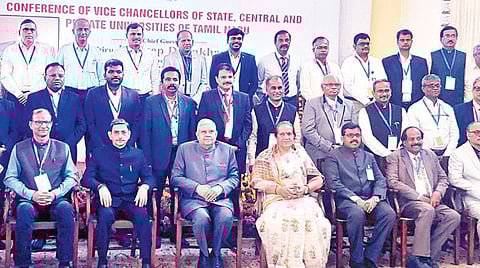 ஊட்டியில் நடந்த துணைவேந்தர்கள் மாநாட்டில் பங்கேற்றோர் குடியரசு துணைத் தலைவர் ஜெகதீப் தன்கர், ஆளுநர் ஆர்.என்.ரவி  ஆகியோருடன் புகைப்படம் எடுத்துக்கொண்டனர். | படம்: ஆர்.டி.சிவசங்கர் |