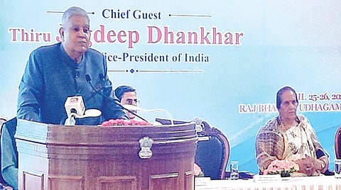 ஊட்டி ராஜ்பவனில் நேற்று துணைவேந்தர்கள் மாநாட்டை தொடங்கி
வைத்துப் பேசிய குடியரசு துணைத் தலைவர் ஜெகதீப் தன்கர். உடன், ஆளுநர் ஆர்.என்.ரவி உள்ளிட்டோர்.  | படம்: ஆர்.டி.சிவசங்கர் |