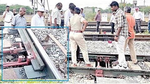 திருவாலங்காடு அருகே விரைவு  ரயில் செல்லும்  தண்டவாள பகுதியில் மர்ம நபர்களால் போல்ட் நட்டுகள் அகற்றப்பட்டதை நேற்று சென்னை ரயில்வே கோட்ட மேலாளர் விஸ்வநாத் ஈர்யா உள்ளிட்டோர் பார்வையிட்டு, ஆய்வு செய்தனர்.