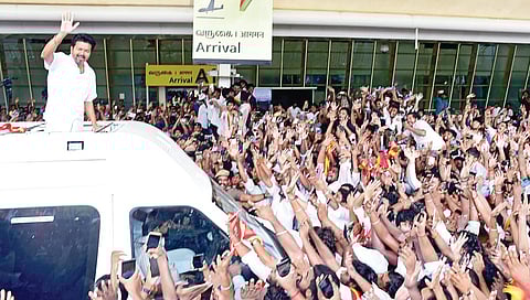 கோவை வந்த தவெக தலைவர் விஜய்க்கு உற்சாக வரவேற்பு அளித்த தொண்டர்கள்.