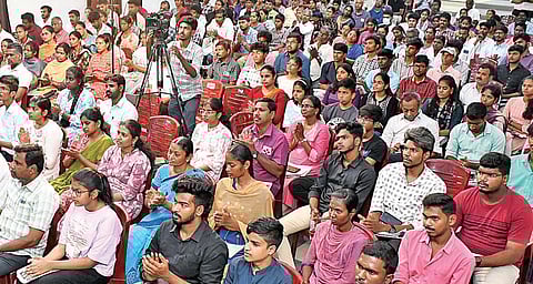 கோவை இந்துஸ்தான் கலை அறிவியல் கல்லூரி அரங்கில் ‘உனக்குள் ஓர் ஐஏஎஸ்’ வழிகாட்டி நிகழ்ச்சி நேற்று நடைபெற்றது. இதில், பள்ளி, கல்லூரி மாணவர்கள், போட்டித் தேர்வர்கள் மற்றும் பெற்றோர் உட்பட ஏராளமானோர் பங்கேற்றனர். படங்கள் : ஜெ.மனோகரன்