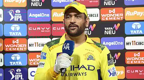 மொத்த அணியும் ஓட்டை என்றால் எப்படி அடைப்பது? - மனம் திறக்கும் சிஎஸ்கே கேப்டன் தோனி