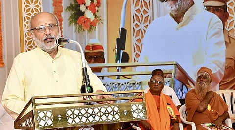 திண்டுக்கல்லில் நடந்த ஆன்மீக கருத்தரங்கில் பேசிய மகாராஷ்டிரா ஆளுநர் சி.பி.ராதாகிருஷ்ணன். படம்: நா.தங்கரத்தினம்.