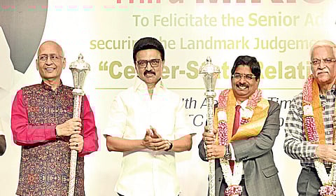 ஆளுநர் விவகாரத்தில் உச்ச நீதிமன்றம் அளித்த தீர்ப்புக்காக வழக்கறிஞர்களுக்கு சென்னையில் நேற்று பாராட்டுவிழா நடைபெற்றது. இதில் பங்கேற்ற மூத்த வழக்கறிஞர்கள் அபிஷேக் சிங்வி, ராகேஷ் திவேதி, பி.வில்சன் ஆகியோருக்கு முதல்வர் மு.க.ஸ்டாலின் சால்வை அணிவித்து, செங்கோல் வழங்கினார்.  உடன், அமைச்சர் மா.சுப்பிரமணியன்.