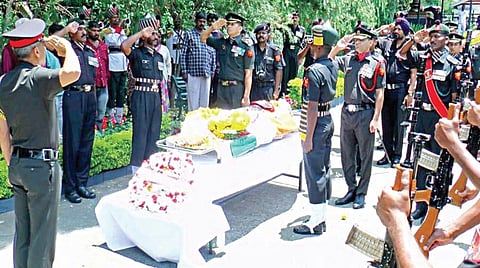 இந்திய ராணுவ முன்னாள் துணைத் தளபதி லெப்டினன்ட் ஜெனரல் எஸ்.பட்டாபிராமன் உடலுக்கு அஞ்சலி செலுத்திய  ராணுவ அதிகாரிகள்.