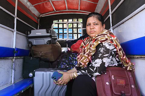 வாகா சோதனைச் சாவடி வழியாக இந்தியா திரும்பிய இந்திய பெண்.