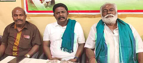 பெரியாறு வைகை பாசன விவசாய சங்க ஒருங்கிணைப்பாளர் பென்னிகுவிக்பாலசிங்கம்(நடுவில் அமர்ந்திருப்பவர்). அருகில் சங்க நிர்வாகிகள்.