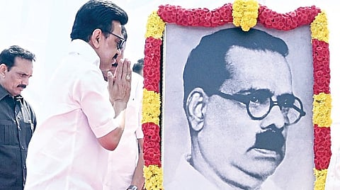 பாவேந்தர் பாரதிதாசன் 135-வது பிறந்த நாளையொட்டி, சென்னை, மெரினா கடற்கரையில் அமைந்துள்ள அவரது சிலைக்கு கீழ் வைக்கப்பட்டிருந்த படத்துக்கு முதல்வர் மு.க.ஸ்டாலின் மலர்தூவி மரியாதை செலுத்தினார்.