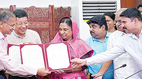 டெல்லியில் உள்ள தேசிய ஆவணக் காப்பகத்தில் நடைபெற்ற நிகழ்ச்சியில் அப்துல் கலாமின் ஆவணங்களை அதிகாரிகளிடம் வழங்கிய கலாம் குடும்பத்தினர்.