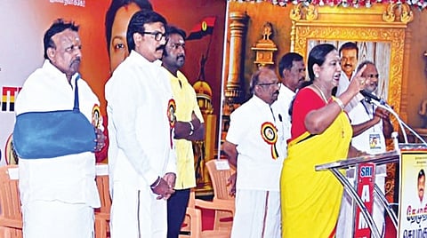 தருமபுரி மாவட்டம் வெள்ளிச்சந்தையில் நேற்று நடைபெற்ற தேமுதிக மாநில செயற்குழு, பொதுக்குழுக் கூட்டத்தில் பேசினார் கட்சியின்  பொதுச் செயலாளர் பிரேமலதா.